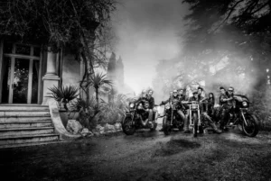 Une bande de motards arrivent à la villa Aurélienne à Fréjus la photo est en noir et blanc