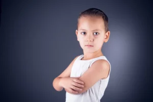 portrait d'un petit garçon sérieux les bras croisé lors d'un shooting photo à Draguignan