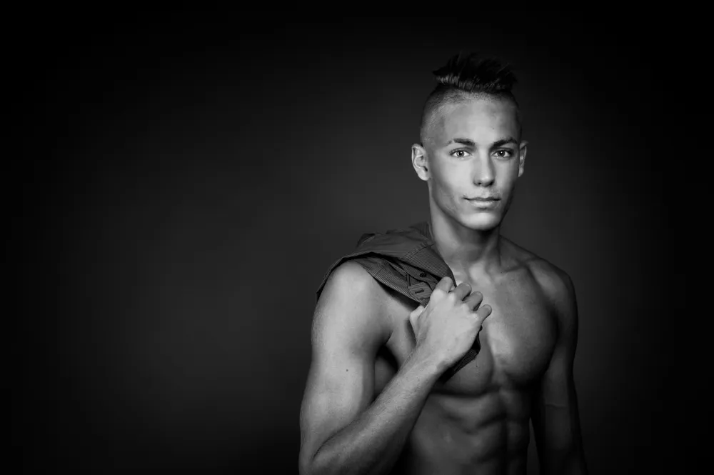 jeune homme pose torse nu sur fond noir à l'occasion d'un shooting photo à Draguignan