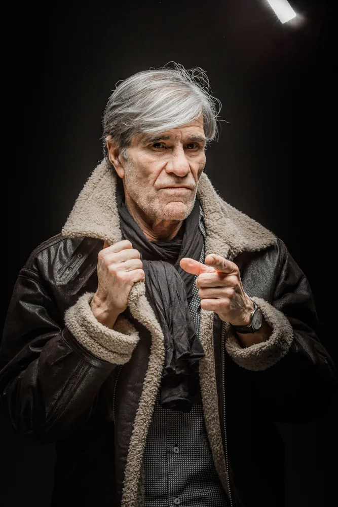 portrait d'un homme âgé, sur fond noir avec une grosse veste à l'occasion d'un shooting photo à Draguignan
