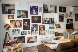 Murs de photos de l'accueil du studio photo de Draguignan